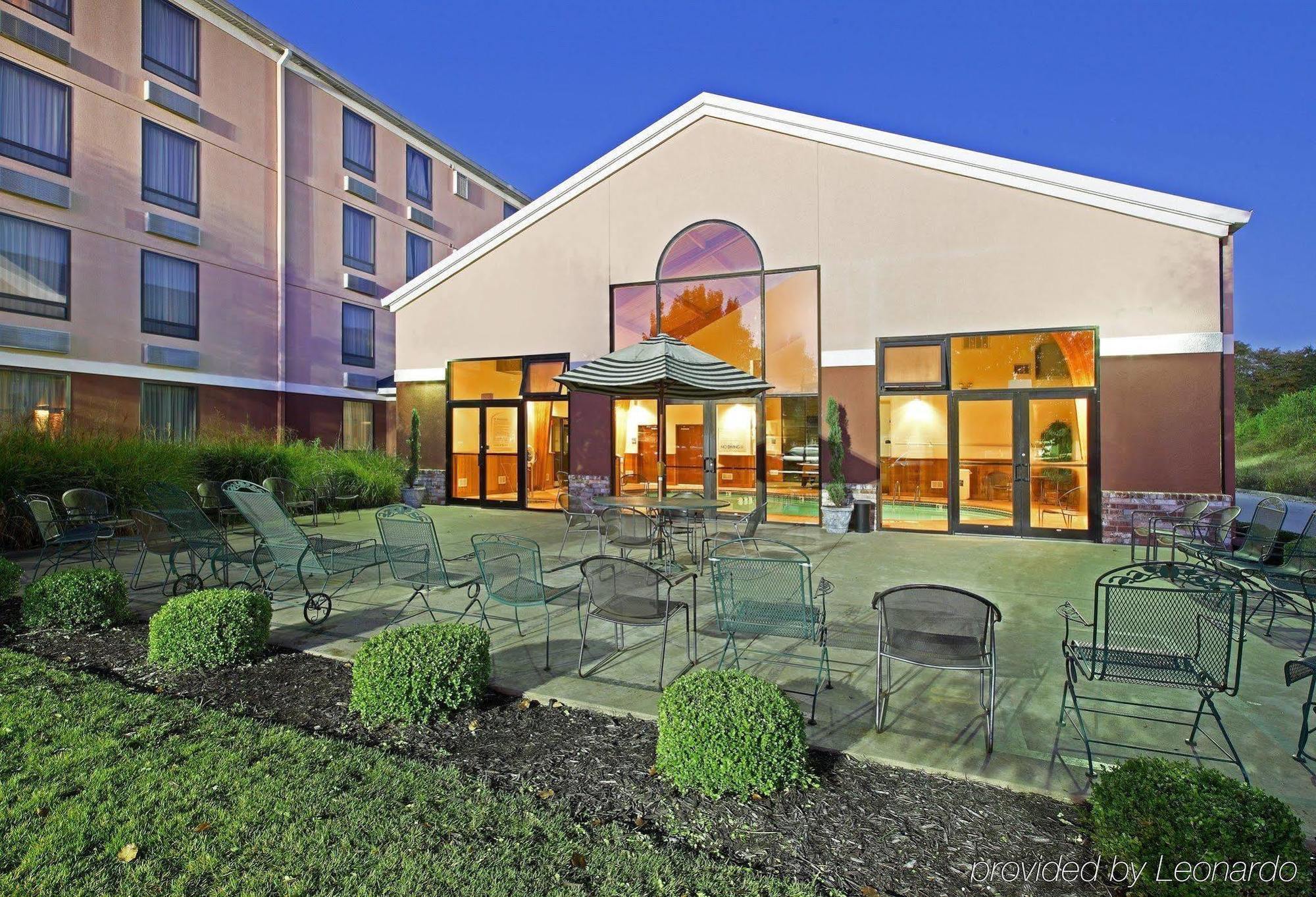 Holiday Inn Express Hotel & Suites Harrison Exteriör bild